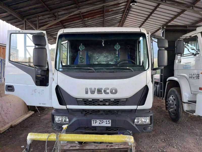 Técnico especialista instalando parabrisas en Santiago de Chile